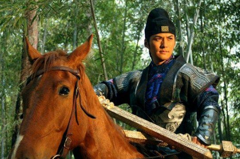 李元霸杀了宇文成都后，谁找他复仇弄成了重伤？