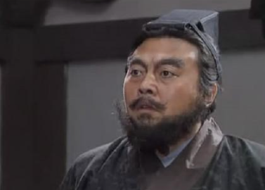 古城相会，张飞突然一矛刺向关羽，关羽为何能躲开？