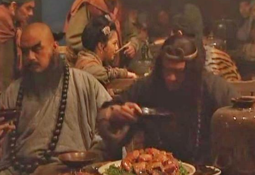 宋江是怎么搞定李逵和武松的？为什么十两银子就搞定了武松？