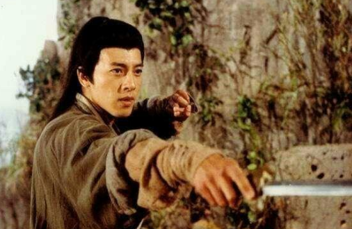 岳不群为什么要学辟邪剑法？难道独孤九剑不如辟邪剑法吗？